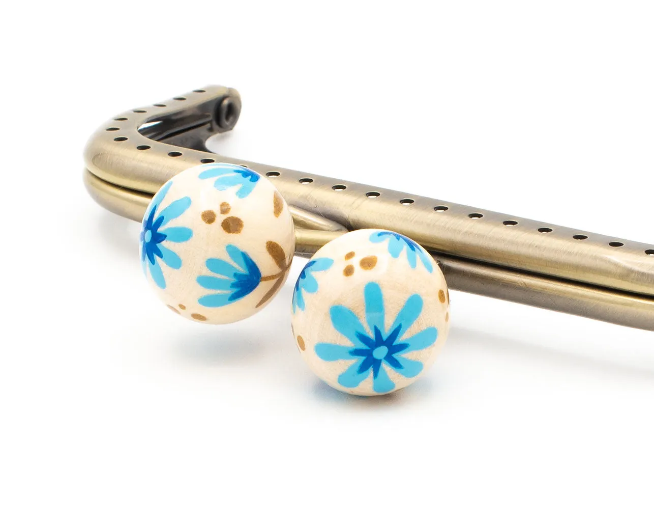 Boquilla para monedero FLORES AZULES con bolas de madera pintadas a mano. Cuadrada, 10.5cm.