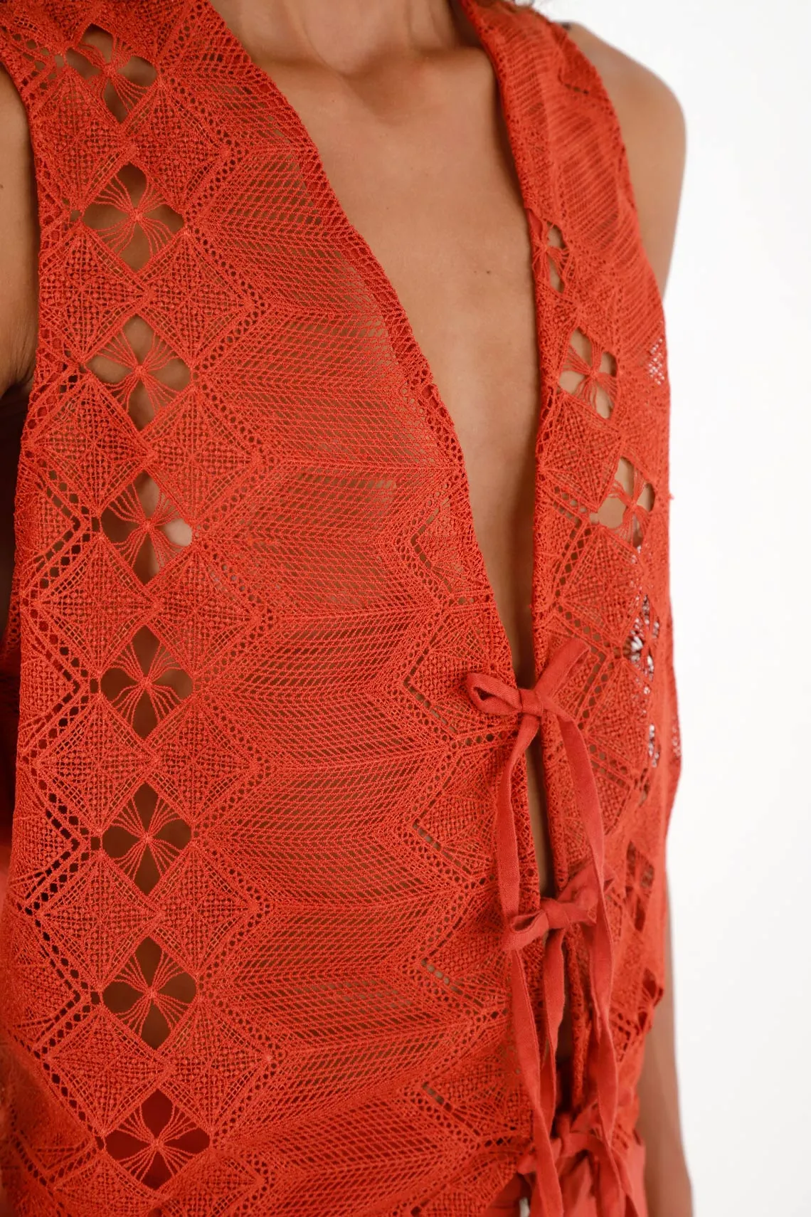 Chaleco rojo con detalles tejidos para mujer