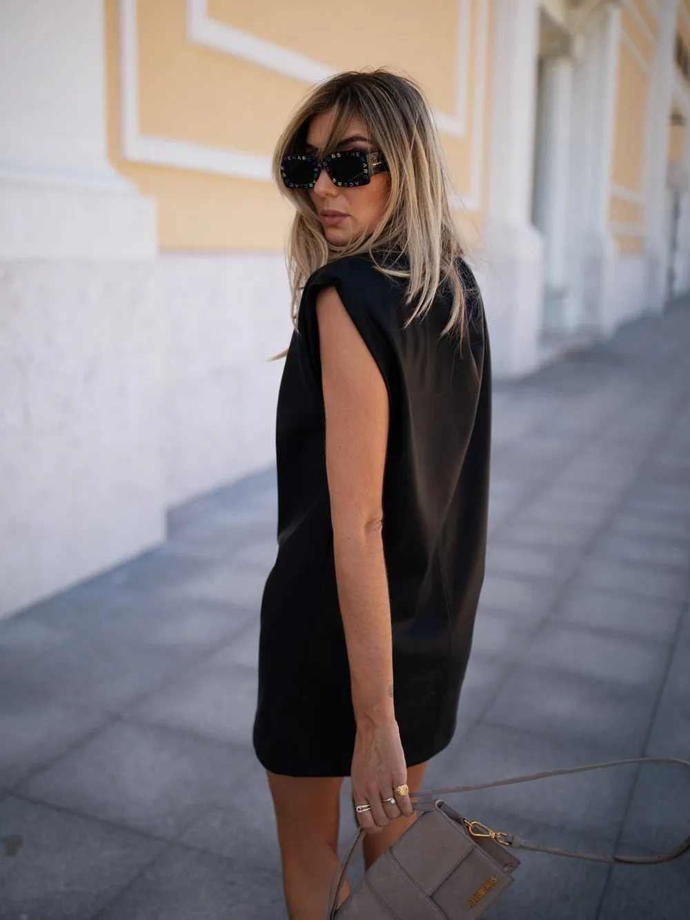 VESTIDO CURTO PRETO COM EFEITO PELE
