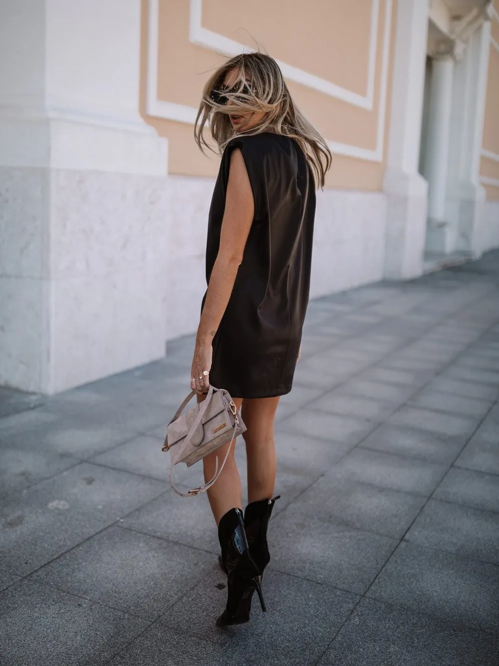 VESTIDO CURTO PRETO COM EFEITO PELE