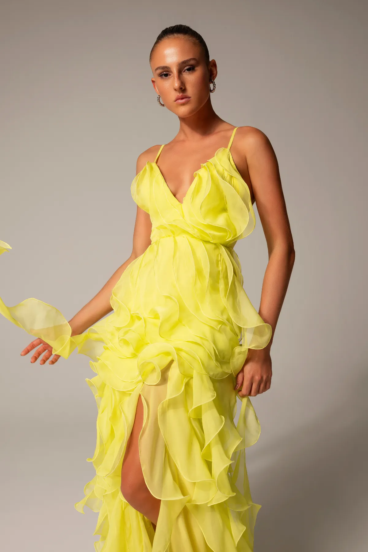 Vestido Longo Jabô E Decote Em V